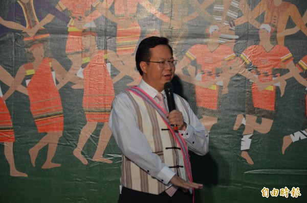 桃園市長鄭文燦宣布，原住民返鄉參加豐年祭補助去程自強號車票。（記者謝武雄攝）