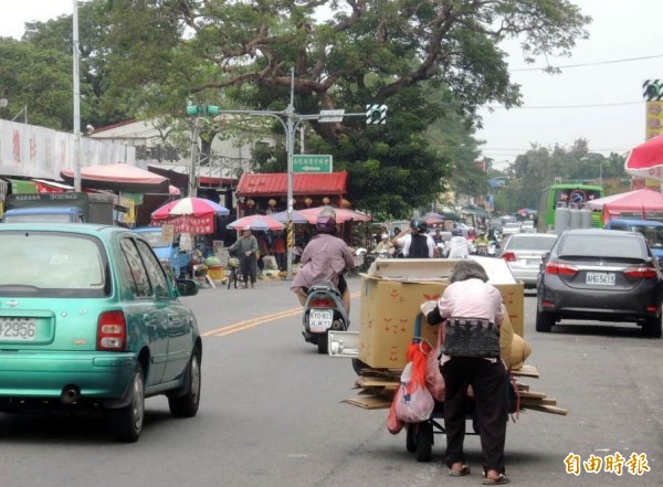 南投縣經常可見老人推著拾荒推車穿梭在車水馬龍的街道。（記者謝介裕攝）