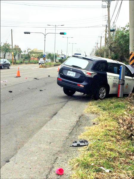 彰化芳苑台17線發生警車機車互撞，警車車頭全毀。（記者陳冠備翻攝）