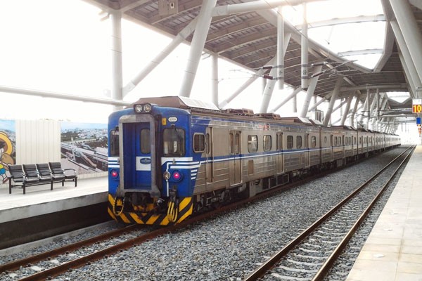 台鐵加開區間車，服務宜蘭夜晚通勤族。（圖由立委陳歐珀提供）