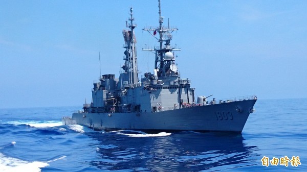 我國紀德級軍艦「左營」傳出有官兵在海上釣魚，海軍司令部上午表示確屬違紀，已下令艦指部進行告誡，並追查照片流出管道。（資料照，記者羅添斌攝）