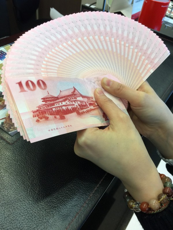 有調查指出，台灣人每月理想存款金額為21295元，但實際卻存不到一半。（示意圖，記者李靚慧攝）