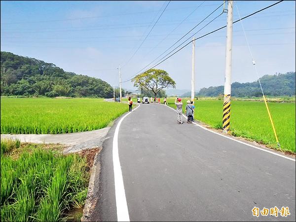 西湖鄉「伯朗大道」成為知名景點，而一波數折的命名，代表會交由鄉公所定奪，鄉長決定，路牌上會寫擲筊勝出的「環鄉小徑」，同時註明票選第一的「（黃金一路）」，雙名並陳。（記者張勳騰攝）