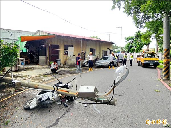 路燈遭扯斷砸死騎士。（記者王俊忠攝）