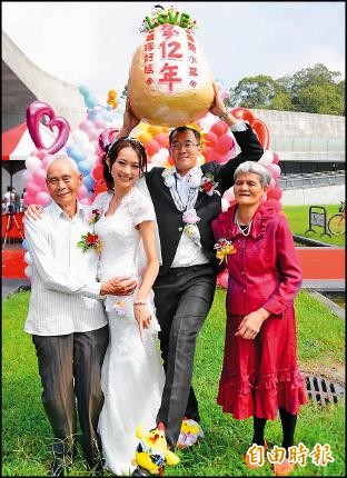 南投縣集團結婚新人楊冠英、賴怡妏新人，將他們互等12年的故事，製作一顆造型蛋，取台語諧音「蛋」與「等」，並將傳統領路雞穿在腳上，創意十足。（記者謝介裕攝）