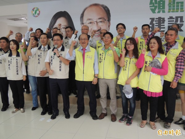 多名市議員與里長齊聚柯建銘香山區後援會，展現出力挺老柯到底的氣勢與決心。（記者蔡彰盛攝）