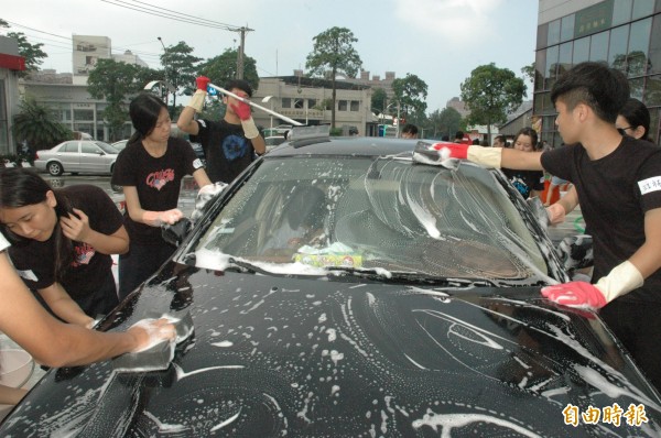 年輕學子洗車做公益，為弱勢籌募圓夢基金。（記者方志賢攝）