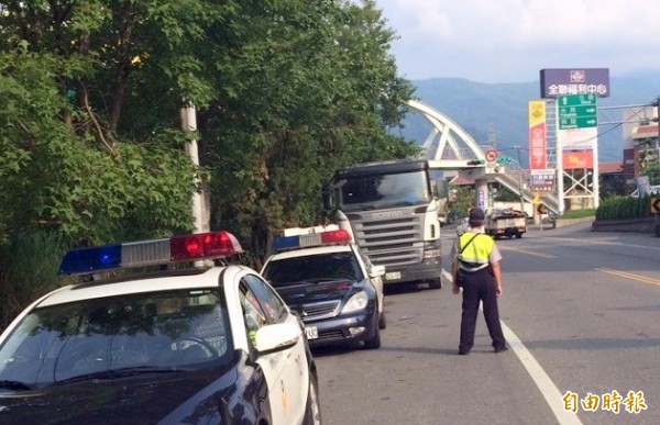 南投警方在台十六線加強取締違規砂石車。（記者謝介裕攝）