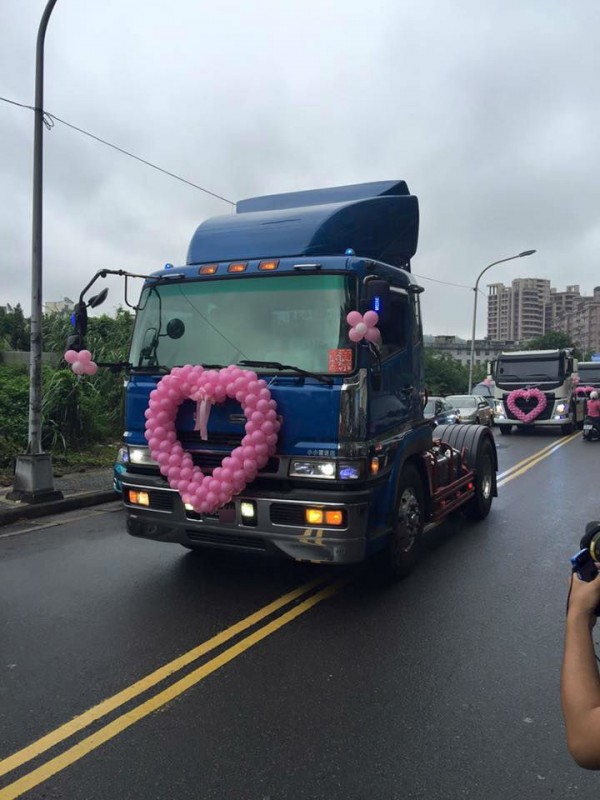 網友在基隆目睹一列由貨櫃車車頭所組成的迎親車隊。（圖擷取自爆料公社）