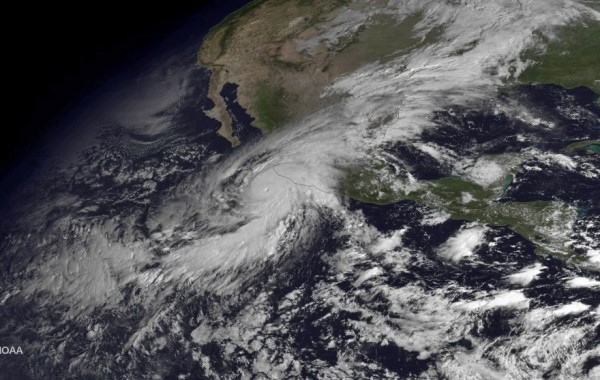 5級颶風派翠西亞（Hurricane Patricia）往墨西哥方向移動，將在當地時間23日傍晚登陸。（圖片擷取自NOAA推特）