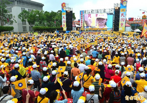 民國黨24日在凱道舉行「正義之獅救台灣」活動，號稱上萬人參加。（記者王藝菘攝）