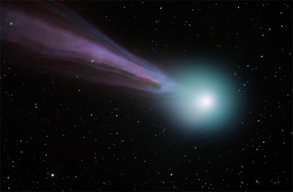 科學家23日在洛夫喬伊彗星（Comet Lovejoy）上首次找到了「糖」和「酒精」兩種複雜有機化合物，被認為能為地球生命的起源提供新的解釋。（圖擷取自NASA）