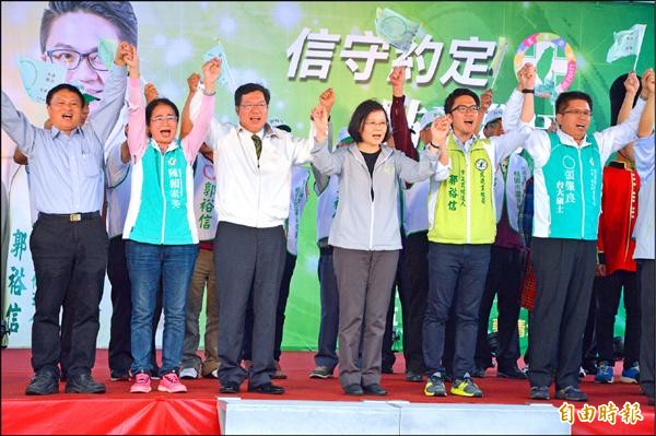 民進黨總統參選人蔡英文（右三），到觀音為郭裕信（右二）站台造勢。（記者謝武雄攝）