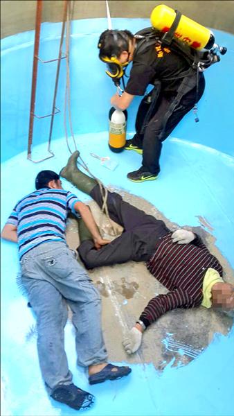 游姓老農民（右）、廖姓民眾（左）因油漆中毒雙雙昏倒在不通風的水塔內，消防隊員不敢大意，戴氧氣設備進入救人。（民眾提供）