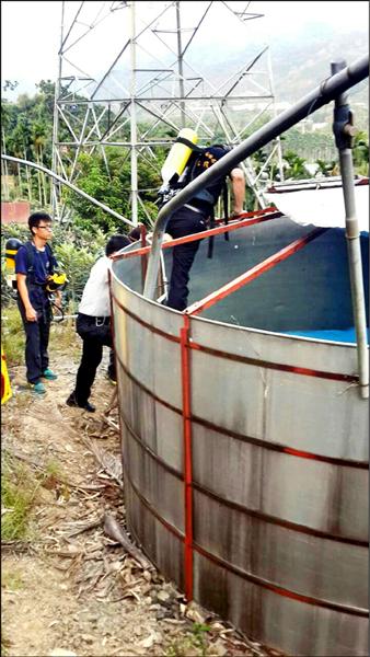 消防隊員戴氧氣瓶攀爬進入水塔內救人。（民眾提供）
