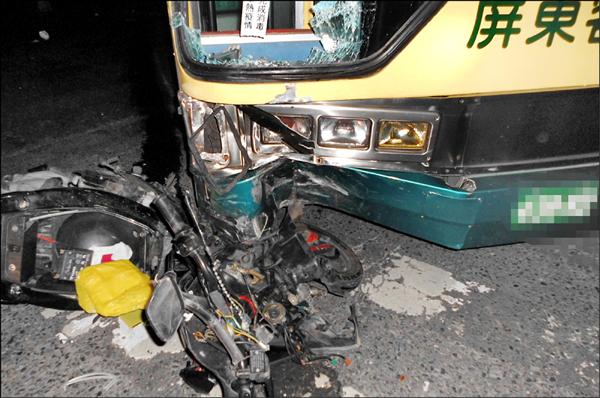 機車卡進客運車右前輪下。（記者邱芷柔翻攝）