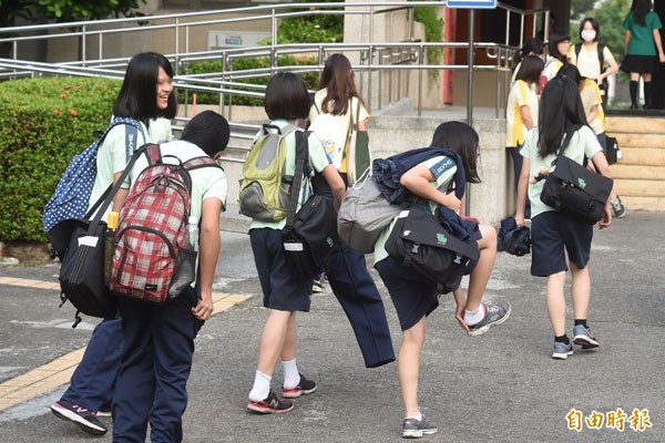 台中女中部分學生爭取穿短褲進校門。（資料照，記者廖耀東攝）