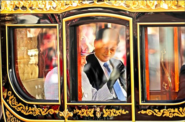 英媒報導，習近平廿日在倫敦接受英國女王伊莉莎白二世歡迎時，一名中國情報員偽裝成習近平隨行翻譯員，試圖一起搭乘女王御用馬車。（路透）