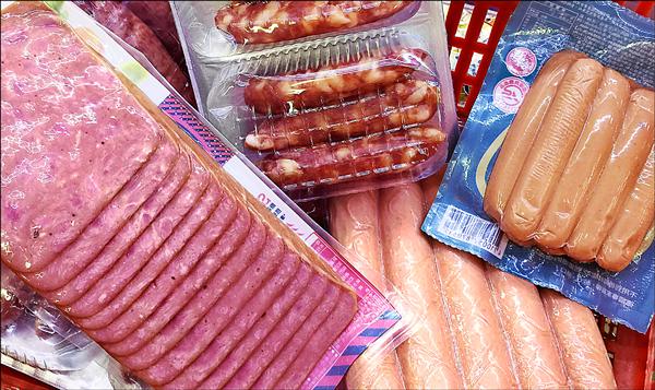 世界衛生組織26日發布報告指出，包括培根、香腸、火腿等加工過的紅肉，確實可能導致癌症。衛福部建議改吃魚肉和雞肉。（中央社）