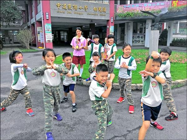 中道中小學國術代表隊，參加第八屆中華武道盃全國武術錦標賽，拿下三面金牌。（中道中小學提供）