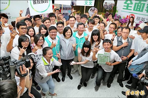 民進黨總統參選人蔡英文昨在臉書貼文回擊對手批其「躺著選」，指她選到連回家躺下來的時間都不多。圖為蔡英文二十五日為嘉義縣立委參選人陳明文、蔡易餘助選造勢情形。（資料照，記者蔡宗勳攝）