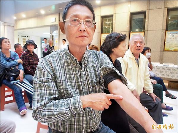 63歲樓中平手臂中的洗腎瘻管已建置6年多，為讓自己不步入洗腎階段，他多年來嚴格飲食及運動控制得宜，瘻管迄今未曾使用。（記者王秀亭攝）