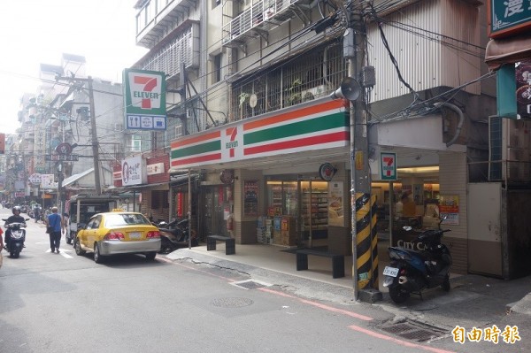 黃煜坤在台期間，常前往住處附近的便利商店喝咖啡，一坐動輒1、2個小時。（記者姜翔攝）