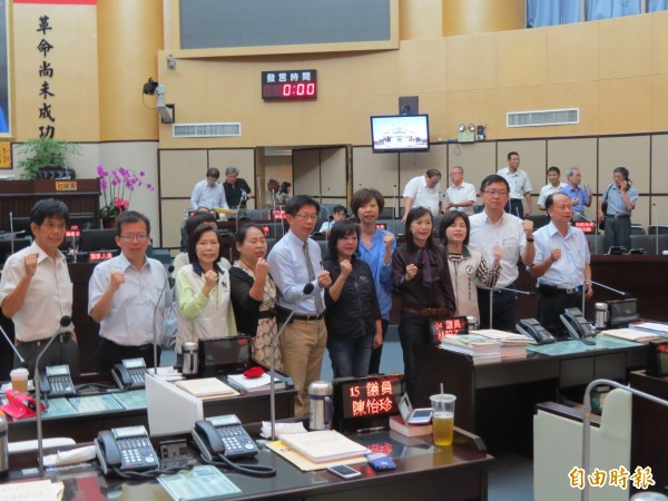 民進黨團議員聚集主席台前抗議濫權清點人數。（記者蔡文居攝）