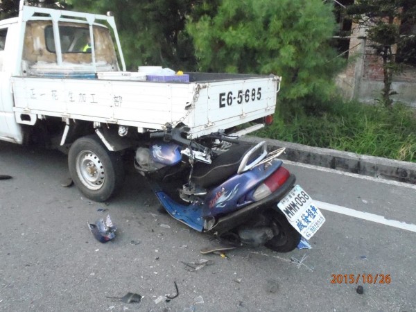 澎湖202號縣道日前發生一起嚴重車禍，機車車頭嚴重損毀。（澎湖縣交通隊提供）