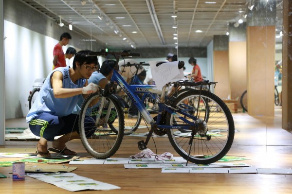 清華大學自行車社團週六及週日舉辦大修車活動，有任何自行車的問題都可現場教學及修復。（圖由清大提供）