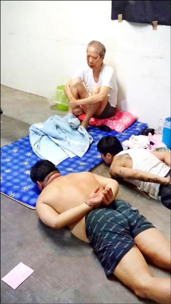 香港東方明珠集團主席黃煜坤在台遭擄38天，警方破門救人時，黃煜坤一臉驚恐坐在牆邊。（民眾提供）