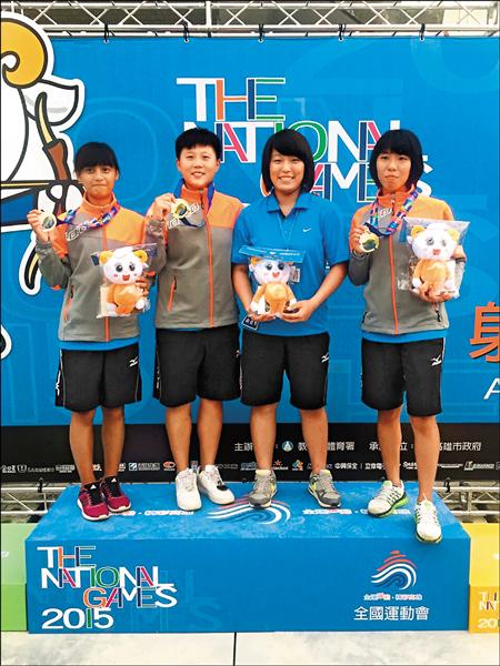 胡嘉伶（左起）、雷千瑩、林欣穎、林芳瑜參加全運會，奪得射箭項目女子團體組金牌。（新北市射箭代表隊提供）