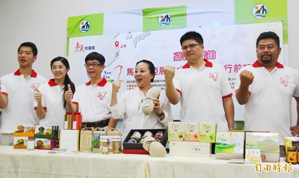 嘉義縣長張花冠（右三）與廠商代表合力在馬來西亞國際食品展創下佳績。（記者林宜樟攝）