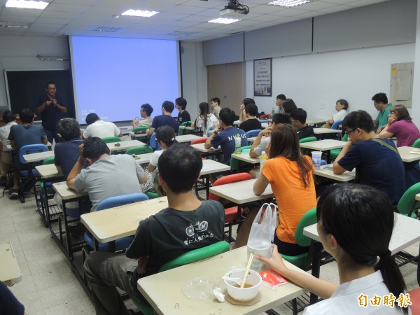 大學學歷已是台灣就業的基本門檻。（資料照，記者洪美秀攝）