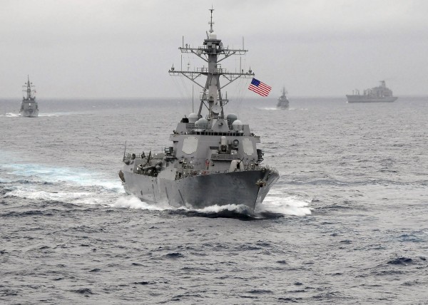 美國海軍驅逐艦拉森號在昨天進入南海，引發中國強烈抗議，雖然最後沒有發生衝突，但美國國防部官員表示，拉森號出港後，中國軍艦就一直尾隨在後。（路透）