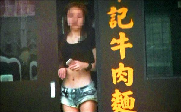 材火辣的簡女，是王姓女毒販的女友之一。（記者陳文嬋翻攝）