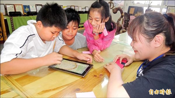 大學師生為禮納里部落寫APP，長榮百合國小學生開心玩互動遊戲。（記者羅欣貞攝）