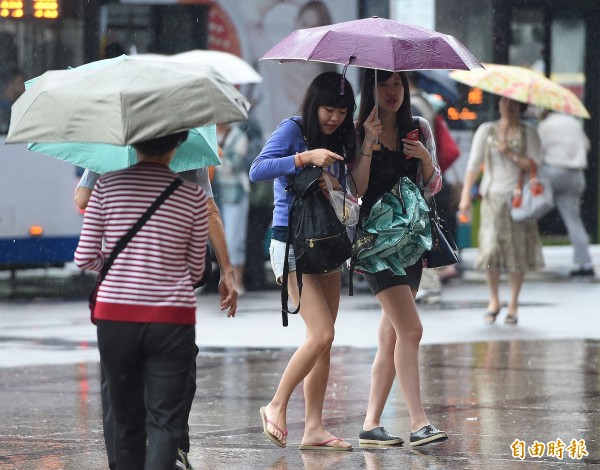 受到鋒面影響，明下午東北風增強，北部及東半部雲量增多，降雨機率高，天氣狀況溼冷。（資料照，記者廖振輝攝）