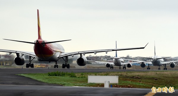 桃園機場今天發生跑道柏油地面曲摺、龜裂的情形，對此桃園機場表示，跑道及滑行道確實有柏油塊皺褶，但絕非強風吹翻。圖為北跑道封閉後，南跑道航機起降情形。（資料照，記者朱沛雄攝）