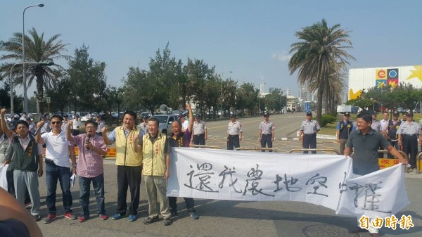 土庫鎮民主張「空中權」，要求台塑麥寮電廠電纜線經過農地必須給予補償。（記者鄭旭凱攝）