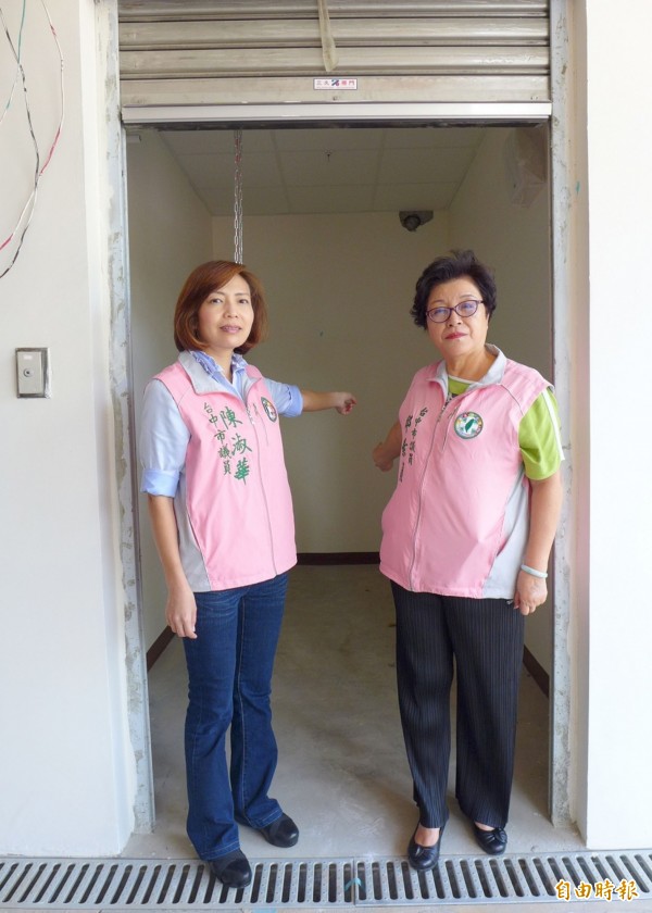 新建國市場一處店鋪面寬只有130公分，兩位女議員進出都會碰到肩膀，如何做生意？（記者黃鐘山攝）