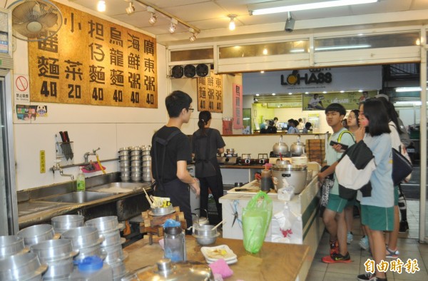 烏龍麵店因價格經濟實惠，附近補習班學生是常客。（記者李容萍攝）