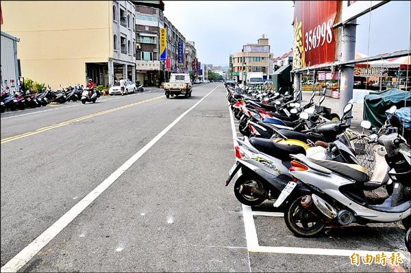 苗栗市公所近日在正發路、北安街兩路段增設汽機車停車格，目的引發市民質疑。（記者彭健禮攝）