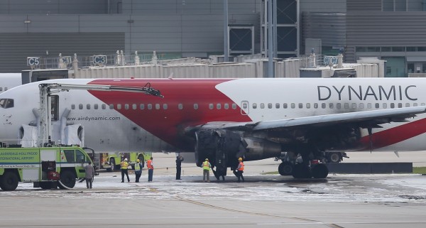 佛羅里達州勞德代爾堡－好萊塢國際機場一架班機的引擎起火。（法新社）