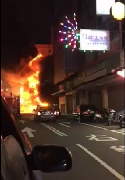 新竹市經國路與光東街口發生一起汽、機車擦撞車禍，雖然機車騎士僅輕微擦傷，但卻意外引起一場大火，延燒到後方歇業的護膚坊。（記者王駿杰翻攝）