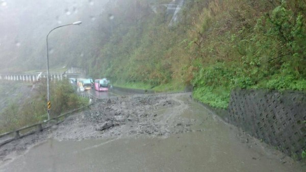 蘇花公路土石流坍方，正在搶通中。（記者簡惠茹翻攝）