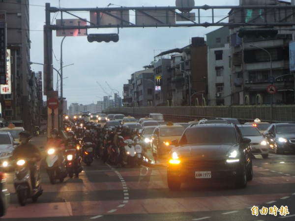 下班尖峰時間，福和橋頭汽機車交會易生事故。（記者翁聿煌攝）