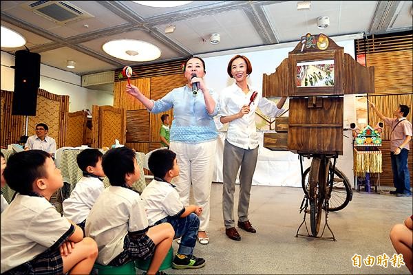 縣長張花冠（持麥克風者）向小朋友說明溪口地名由來。（記者蔡宗勳攝）