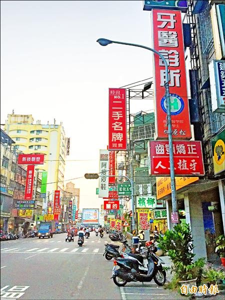 彰化縣水銀路燈明年將全面汰換為節能的LED燈，預估1年可為公庫省下大筆的電費開銷。（記者張聰秋攝）