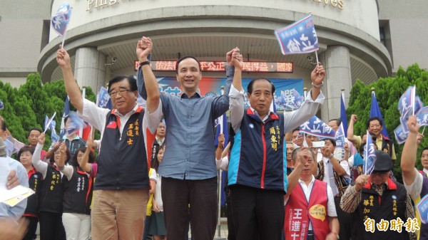 朱立倫（中）到屏東造勢，說國民黨繼續執政才能給人民幸福，這番話被轉到就可板，被網友當笑話看。（記者羅欣貞攝）